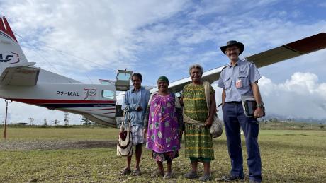  P2-MAL with Mathias Glass, Mama Kom Neksek and 2 other women at Telefomin