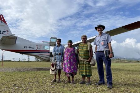  P2-MAL with Mathias Glass, Mama Kom Neksek and 2 other women at Telefomin