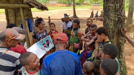 A nurse doing dental awerness at Yambaitok (photo Diana Zwijnenburg)