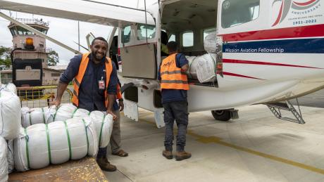 RAM charter to Lapalama in P2-SDP - loading the bales at Mt Hagen