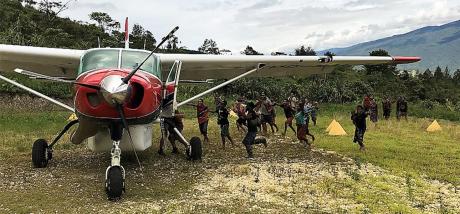 Wetap - test landing - Wilfred Knigge getting hugged by people