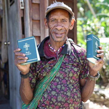 Yifki - man with Bibles