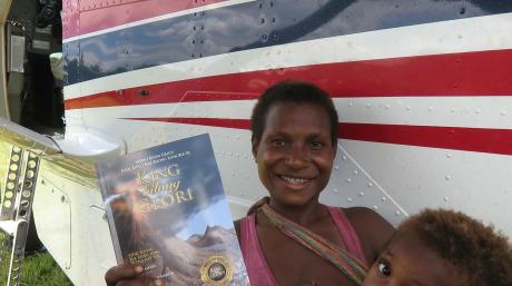 Thousands of King bilong Glori books take wing with MAF