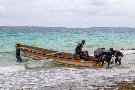 Missan Islanders struggle with a boat